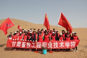 构筑生态屏障，守护绿色丝路 世界杯8833300足球组织开展2019年春季植树造林实践教学活动